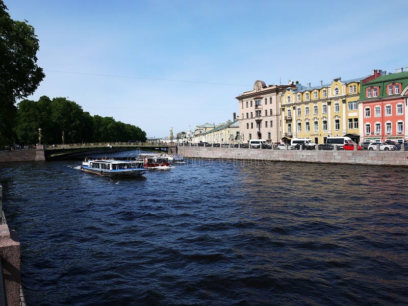 Rio de Neva em St Petersburg, R?ssia Constru??es magn?ficas e arquitetura antiga da cidade bonita, que ? visitada perto imagens de stock Rio de Neva em St Petersburg, R?ssia Constru??es magn?ficas e arquitetura antiga da cidade bonita, que ? visitada perto imagens de stock