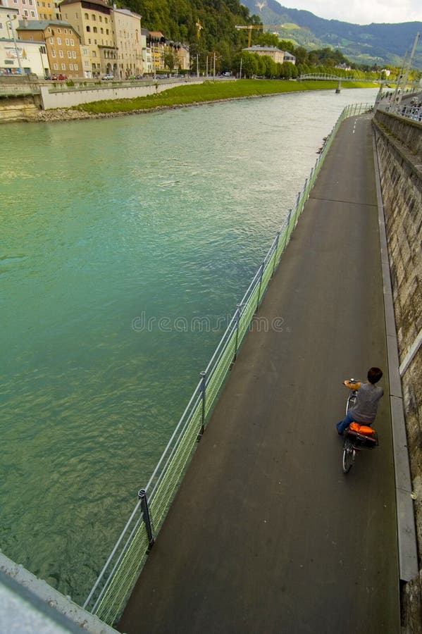 Rio Salzach e ciclovia fotografia de stock