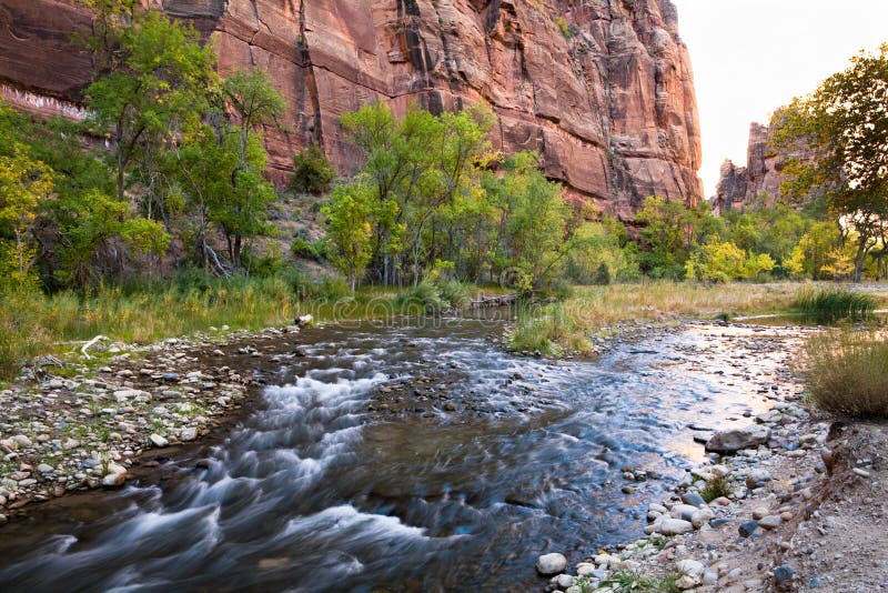 Rio Virgin e Montanhas fotos de stock
