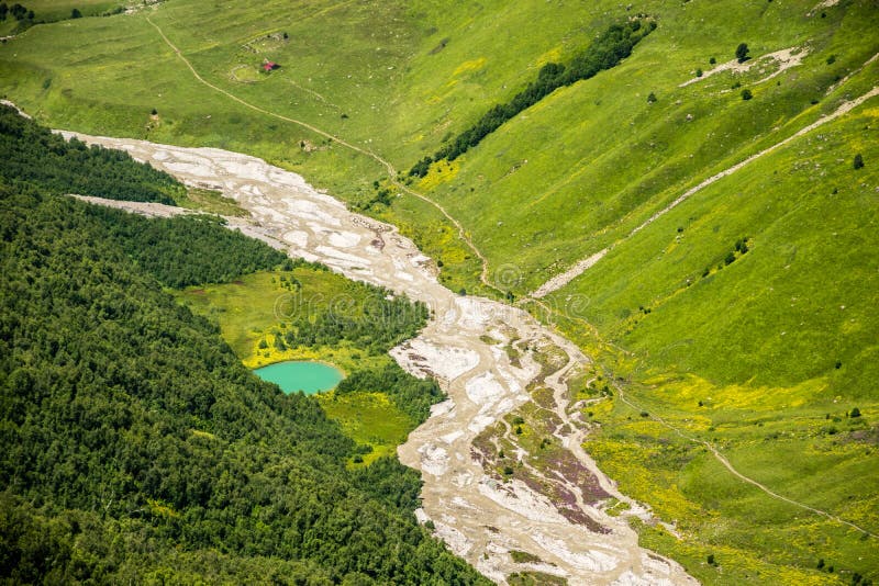 Rio glacial no vale de Adishi, Svaneti, montanhas de Cáucaso, Geórgia fotografia de stock Rio glacial no vale de Adishi, Svaneti, montanhas de Cáucaso, Geórgia fotografia de stock