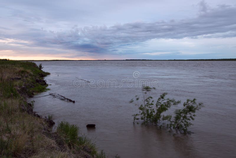 Rio grande que transborda com água enlameada imagem de stock Rio grande que transborda com água enlameada imagem de stock