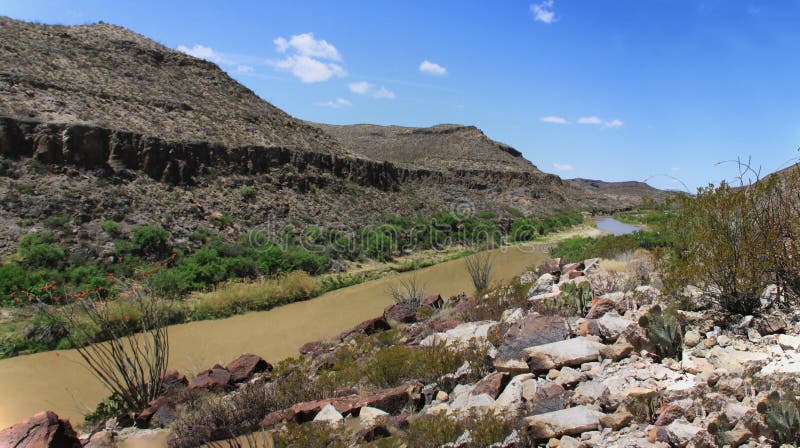 Rio Grande River auf dem Mexikaner und der Grenze Vereinigter Staaten lizenzfreie stockfotos Rio Grande River auf dem Mexikaner und der Grenze Vereinigter Staaten lizenzfreie stockfotos