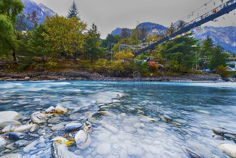 Rio Marsiangdi da montanha nas montanhas dos Himalayas, Nepal, pagamento de Chama, foto de stock Rio Marsiangdi da montanha nas montanhas dos Himalayas, Nepal, pagamento de Chama, foto de stock