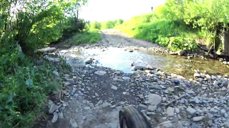 Rio no dia ensolarado, montanhas do cruzamento do motociclista da montanha de Bieszczady, Polônia