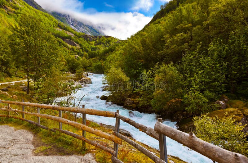 Rio perto da geleira de Briksdal - Noruega foto de stock Rio perto da geleira de Briksdal - Noruega foto de stock