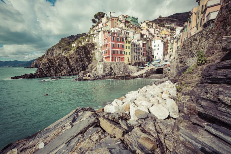 RIOMAGGIORE, ITALIA - 5 MARZO 2016: Bello villaggio di spiaggia fotografia stock