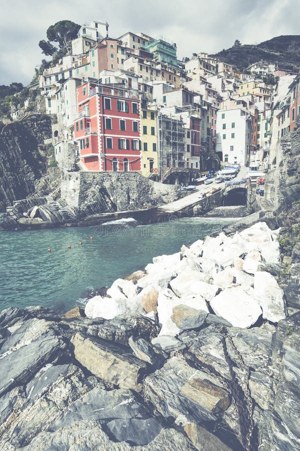 RIOMAGGIORE, ITALIA - 5 MARZO 2016: Bello villaggio di spiaggia fotografia stock