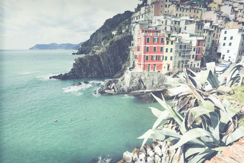 RIOMAGGIORE, ITALIA - 5 MARZO 2016: Bello villaggio di spiaggia fotografie stock libere da diritti