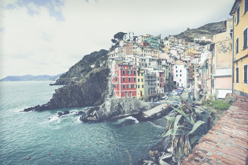 RIOMAGGIORE, ITALIA - 5 MARZO 2016: Bello villaggio di spiaggia immagini stock