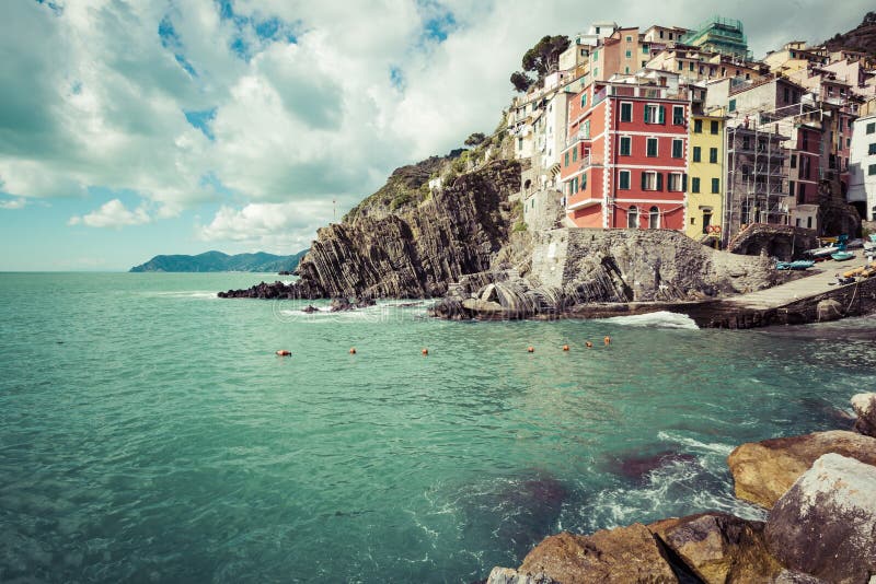 RIOMAGGIORE, ITALIA - 5 MARZO 2016: Bello villaggio di spiaggia fotografie stock libere da diritti