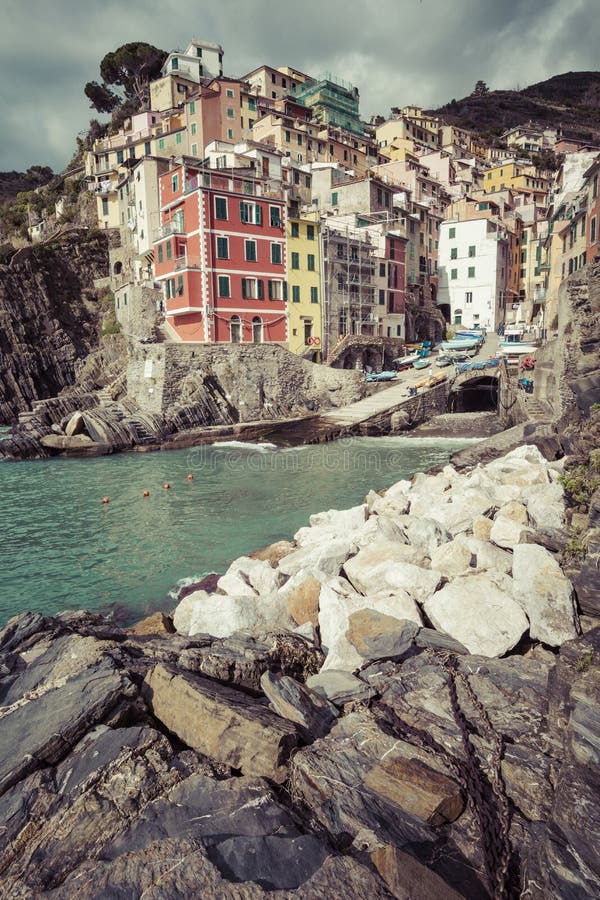 RIOMAGGIORE, ITALIA - 5 MARZO 2016: Bello villaggio di spiaggia immagini stock