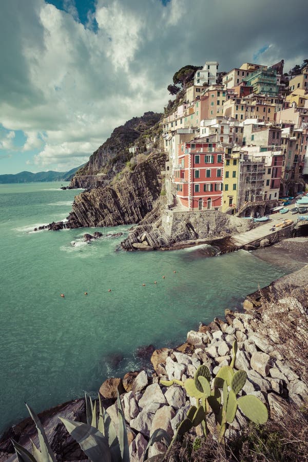 RIOMAGGIORE, ITALIA - 5 MARZO 2016: Bello villaggio di spiaggia immagini stock