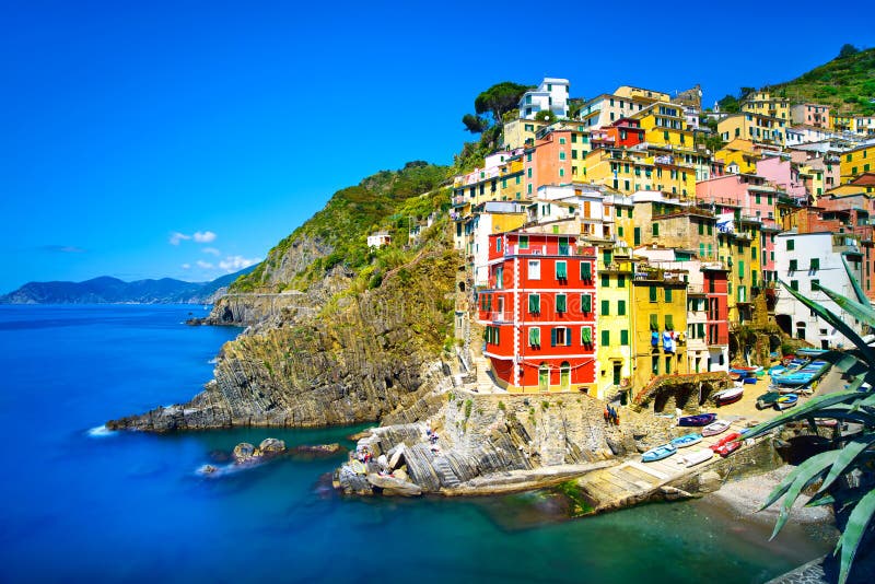Riomaggiore wioska, skały i morze przy zmierzchem. Cinque Terre, Ligu obraz royalty free Riomaggiore wioska, skały i morze przy zmierzchem. Cinque Terre, Ligu obraz royalty free