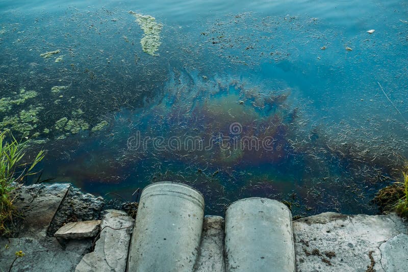 Rioolpijpen bij kust, vlek van olie of brandstof op waterspiegel, aardverontreiniging door giftige chemische producten, vuile ove stock afbeeldingen Rioolpijpen bij kust, vlek van olie of brandstof op waterspiegel, aardverontreiniging door giftige chemische producten, vuile ove stock afbeeldingen