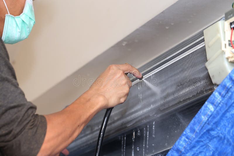 Riparazione del riparatore ed unità del condizionatore d'aria di pulizia fotografia stock Riparazione del riparatore ed unità del condizionatore d'aria di pulizia fotografia stock