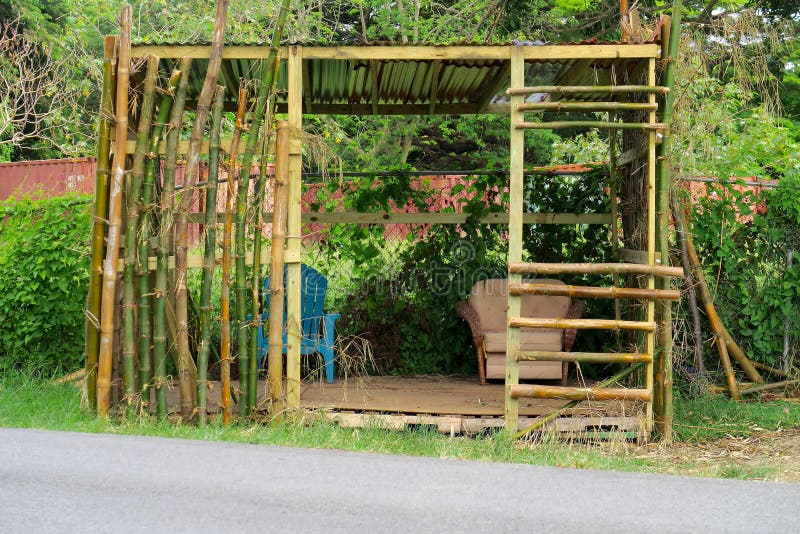 Riparo di bambù tropicale del bordo della strada immagine stock libera da diritti Riparo di bambù tropicale del bordo della strada immagine stock libera da diritti