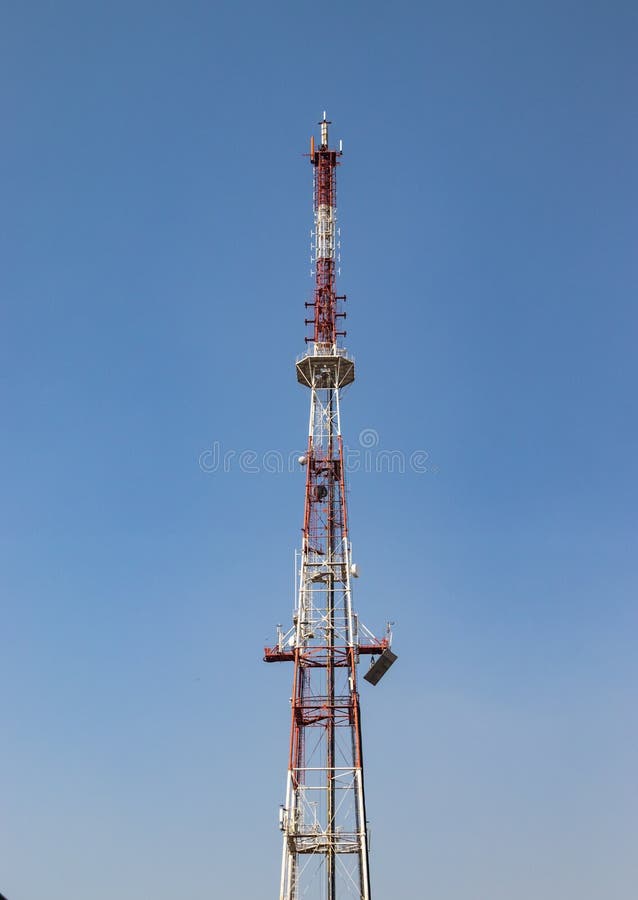 Ripetitore della TV, albero per il segnale di radiodiffusione TV immagini stock libere da diritti Ripetitore della TV, albero per il segnale di radiodiffusione TV immagini stock libere da diritti