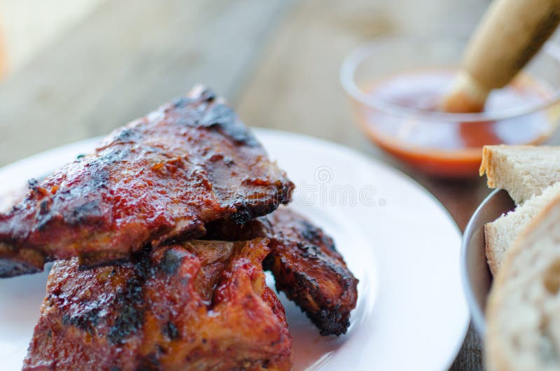 Rippchen Auf Grill Mit Heißer Marinade, Tschechisches Bier Stockfoto ...