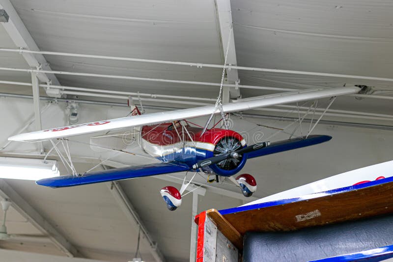 Ripresa ad angolo basso di un mini-aereo di antichità colorato in un negozio di vintage negli Stati Uniti a Mason immagine stock libera da diritti Ripresa ad angolo basso di un mini-aereo di antichità colorato in un negozio di vintage negli Stati Uniti a Mason immagine stock libera da diritti