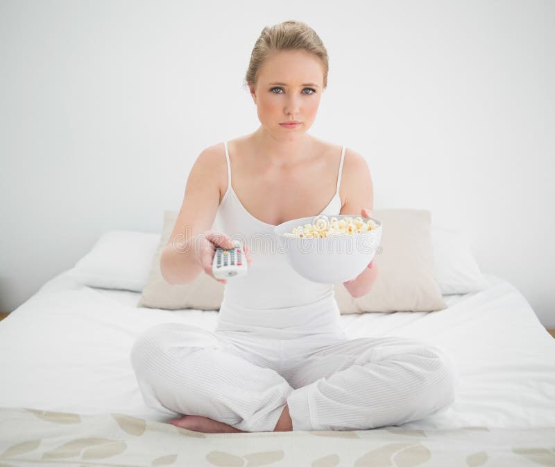 Ripresa esterna e popcorn biondi seri naturali della tenuta fotografia stock Ripresa esterna e popcorn biondi seri naturali della tenuta fotografia stock