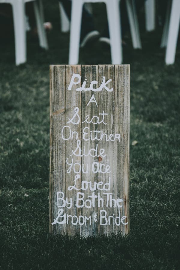 Ripresa verticale del segnale, scegliete un posto su entrambi i lati in una giornata di matrimonio con uno sfondo sfuocato fotografie stock libere da diritti