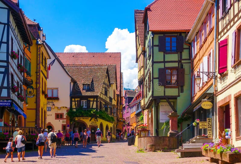Riquewihr, czerwiec 23, 2016: Turyści chodzą na głównej zakupy ulicie w Riquewihr fotografia royalty free
