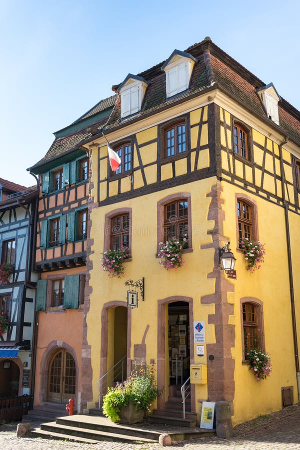 RIQUEWIHR FRANCE/EUROPA, WRZESIEŃ 24, -: Colourful budynki wewnątrz zdjęcie stock