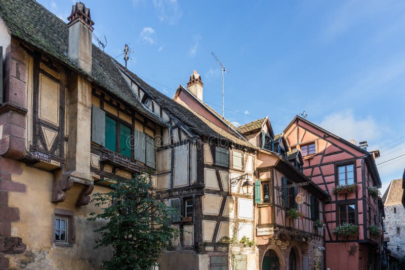 RIQUEWIHR FRANCE/EUROPA, WRZESIEŃ 24, -: Colourful budynki wewnątrz zdjęcie stock