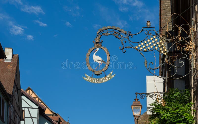 RIQUEWIHR FRANCE/EUROPA, WRZESIEŃ 24, -: Wiszący podpisuje wewnątrz Riquew obrazy royalty free