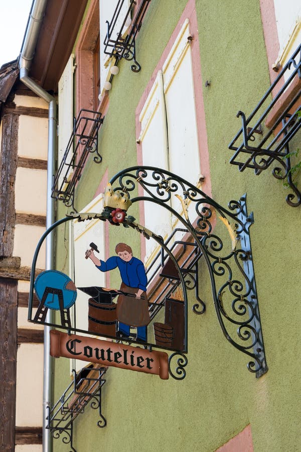 RIQUEWIHR FRANCE/EUROPA, WRZESIEŃ 24, -: Wiszący podpisuje wewnątrz Riquew zdjęcia royalty free
