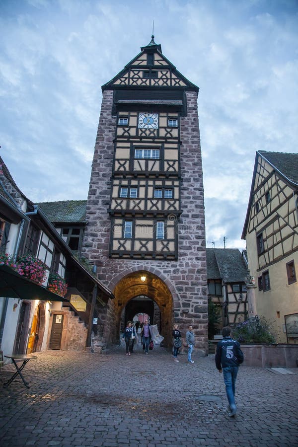 Riquewihr Francja. Riquewihr piękna tradycyjna wioska Alsace w Francja, zegarowy wierza i typowych domach,