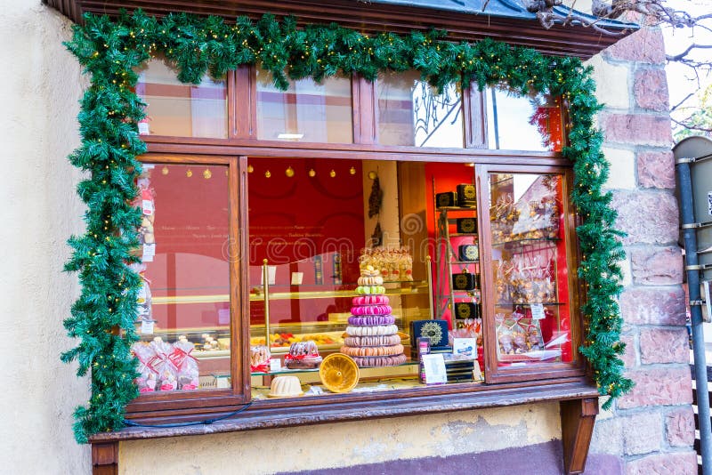 Riquewihr, Francja GRUDZIEŃ 29 2018: Dekoracje na bożych narodzeniach wprowadzać na rynek w Alsace, Francja obraz stock