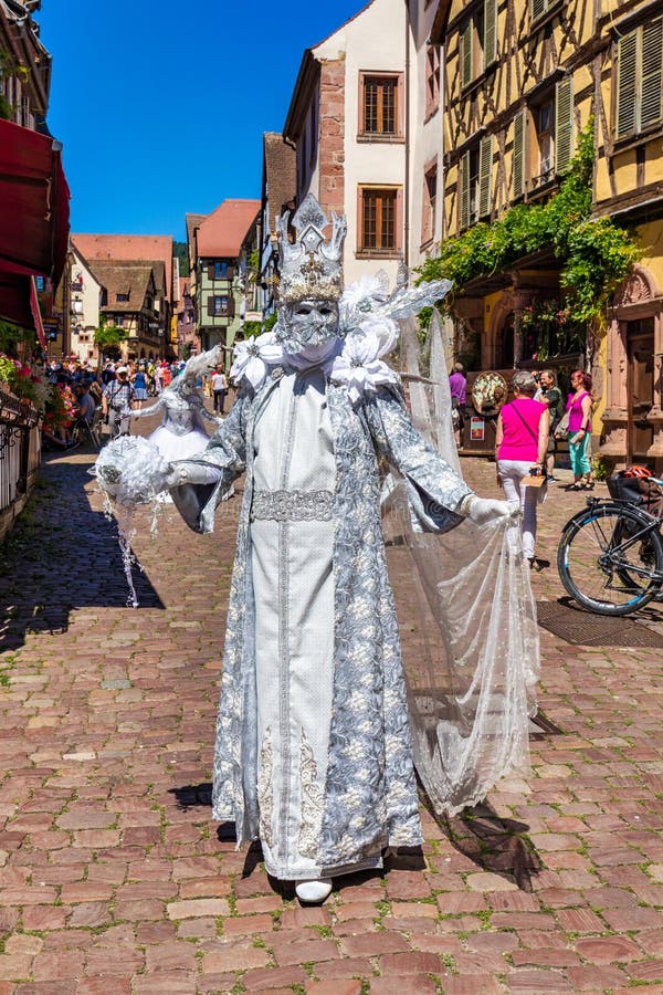 Riquewihr francja 2 lipca 2022 r. : parada wenecka w riquewihr. najpiękniejsze wioski francji riquewihr w alsace obraz stock