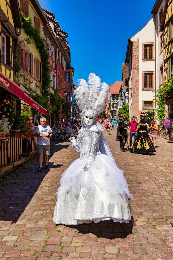 Riquewihr francja 2 lipca 2022 r. : parada wenecka w riquewihr. najpiękniejsze wioski francji riquewihr w alsace obraz stock