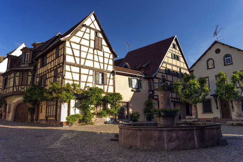 RIQUEWIHR FRANCJA MAJA 30 R. 2019 : Wieczór z wieżową wieżą i tradycyjnymi kolorowymi domami w Riquewihr zdjęcia stock