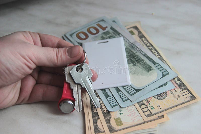 Riqueza y riquezas representadas por el dinero y las llaves del efectivo llaves del apartamento de los dólares, falta de definici imagenes de archivo Riqueza y riquezas representadas por el dinero y las llaves del efectivo llaves del apartamento de los dólares, falta de definici imagenes de archivo