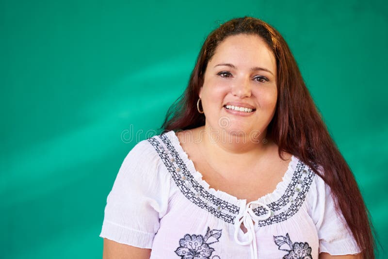 Rire hispanique de poids excessif heureux de femme de vrai portrait de personnes image libre de droits