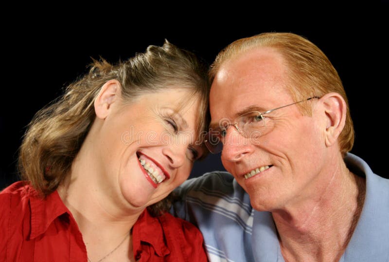 Couple d'âge moyen qui rit images libres de droits