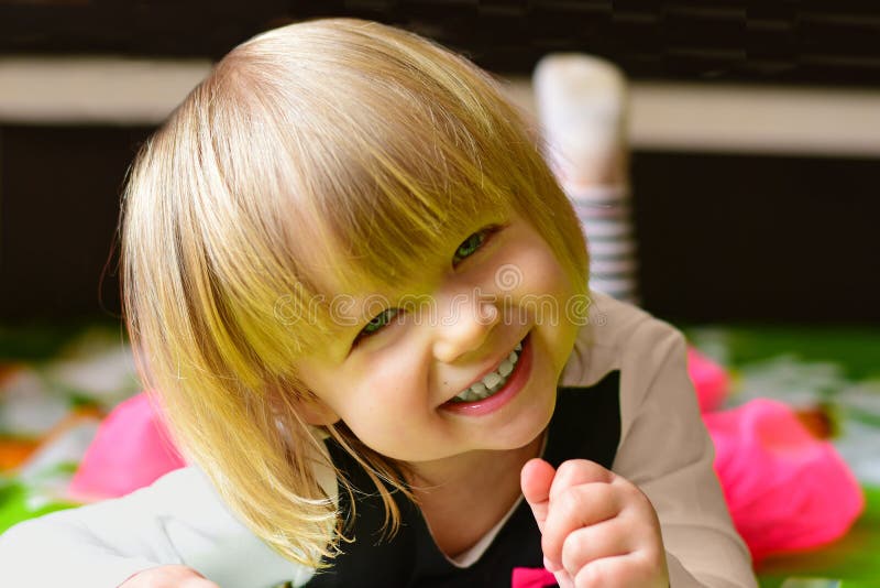 Rires de petite fille se trouvant sur le lit photo stock Rires de petite fille se trouvant sur le lit photo stock