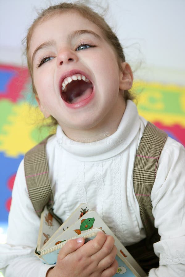 Risa hermosa de la niña feliz en el país fotografía de archivo libre de regalías Risa hermosa de la niña feliz en el país fotografía de archivo libre de regalías