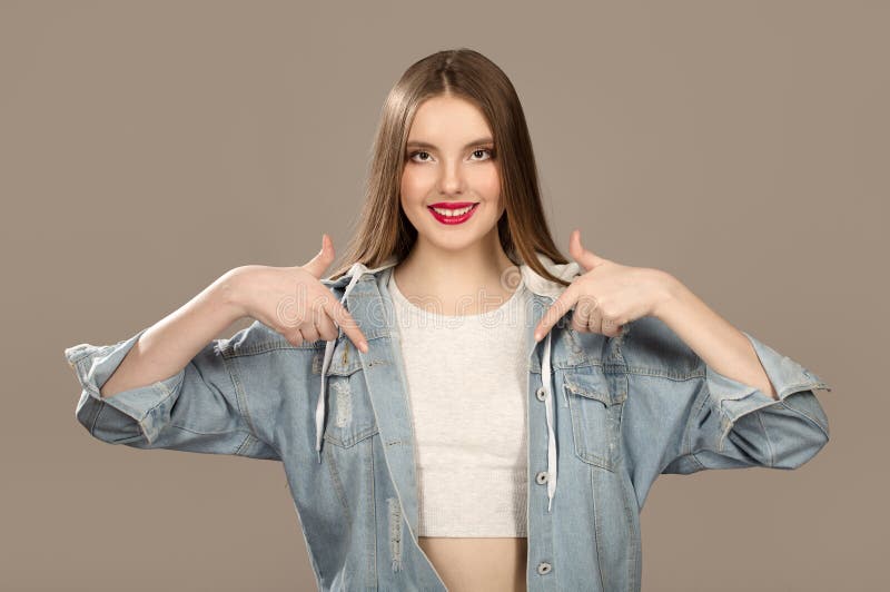 Risas femeninas del adolescente, señalando al espacio vacío Sopycpase Maquillaje brillante y moda hermosos imagen de archivo Risas femeninas del adolescente, señalando al espacio vacío Sopycpase Maquillaje brillante y moda hermosos imagen de archivo