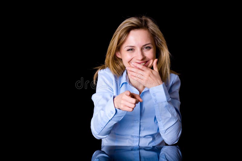Risata e punto femminili biondi attraenti in avanti fotografie stock Risata e punto femminili biondi attraenti in avanti fotografie stock