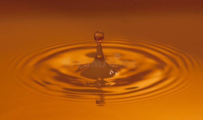 Riscaldi la goccia di acqua colorata fotografia stock libera da diritti Riscaldi la goccia di acqua colorata fotografia stock libera da diritti