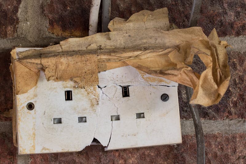 Rischio di elettricità Presa a muro incrinata e nociva pericolosa di corrente elettrica fotografia stock Rischio di elettricità Presa a muro incrinata e nociva pericolosa di corrente elettrica fotografia stock