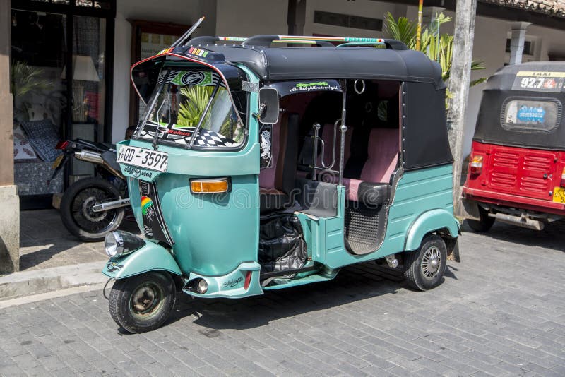 Conjunto De Amarillo Auto-rickshaw Ilustraciones En India. Con Bicitaxi - Foto 7