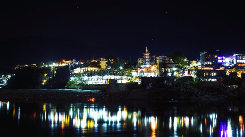 Rishikesh på natten, sikten till den Ganga floden och stadsljus fotografering för bildbyråer Rishikesh på natten, sikten till den Ganga floden och stadsljus fotografering för bildbyråer