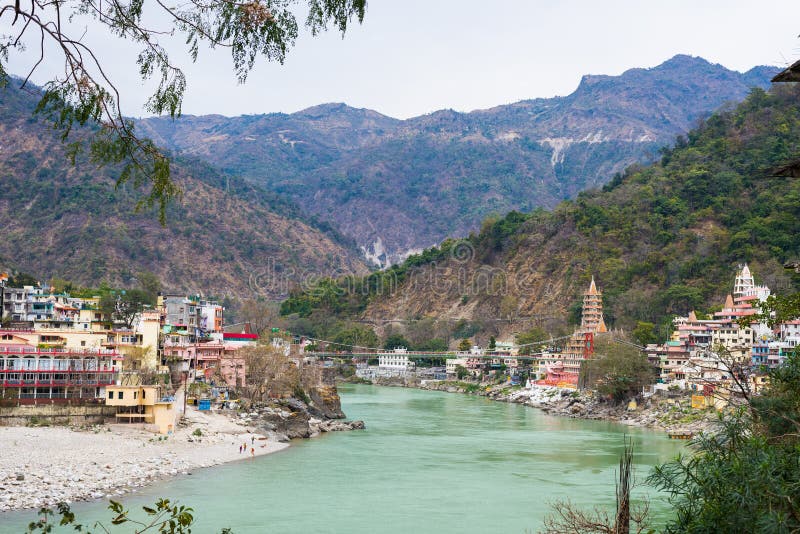 Rishikesh, ιερή πόλη και προορισμός ταξιδιού στην Ινδία Ο ποταμός του Γάγκη που ρέει μεταξύ του βουνού από τα Ιμαλάια στοκ εικόνα με δικαίωμα ελεύθερης χρήσης Rishikesh, ιερή πόλη και προορισμός ταξιδιού στην Ινδία Ο ποταμός του Γάγκη που ρέει μεταξύ του βουνού από τα Ιμαλάια στοκ εικόνα με δικαίωμα ελεύθερης χρήσης