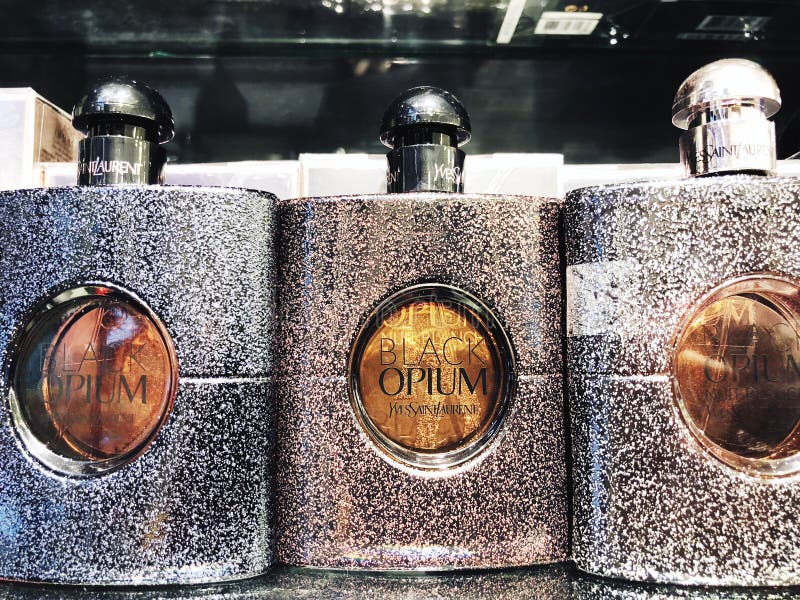 RISHON LE ZION, ISRAEL 12 DE ENERO DE 2018: Una botella de perfume del opio dentro de la tienda en los grandes almacenes en Risho imagen de archivo RISHON LE ZION, ISRAEL 12 DE ENERO DE 2018: Una botella de perfume del opio dentro de la tienda en los grandes almacenes en Risho imagen de archivo