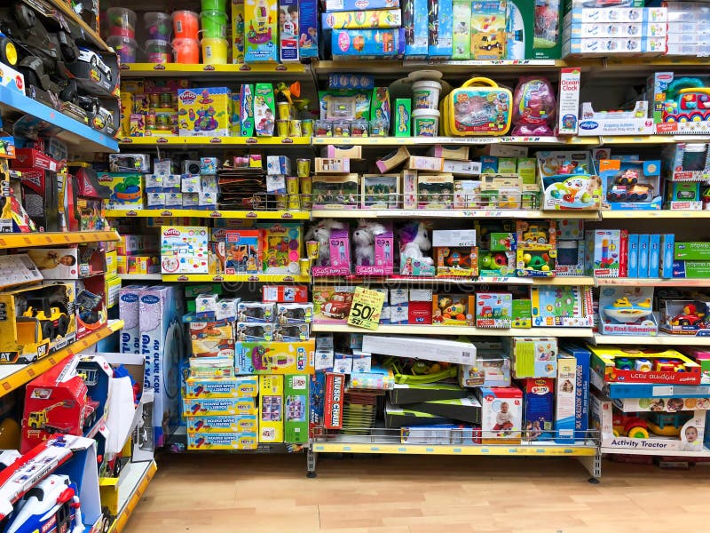RISHON LE ZION, ISRAËL 27 AVRIL 2018 : Étagères avec des jouets dans le magasin en Rishon Le Zion, Israël