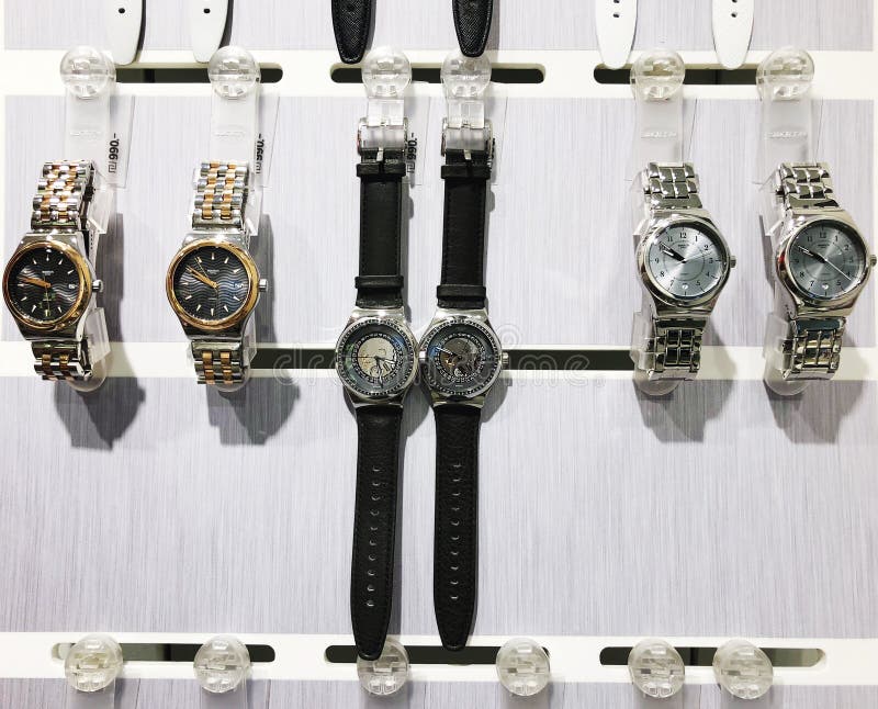 RISHON LE ZION, ISRAËL 29 DÉCEMBRE 2017 : Horloges de montre exposées dans un magasin